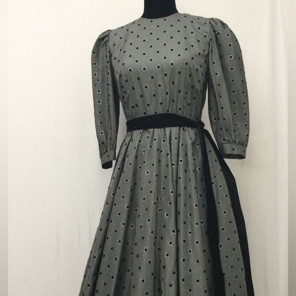 Vintage Sir Edwin Hardy Amies formal dress. Deep gray and black velvet size uk 9 - Picture 3 of 7